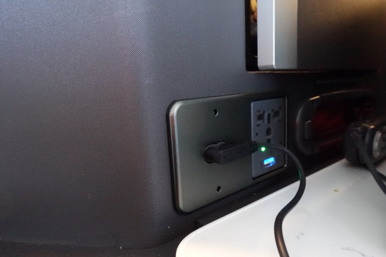 IFE Jack, Power Outlet, United Polaris 767 Business Class