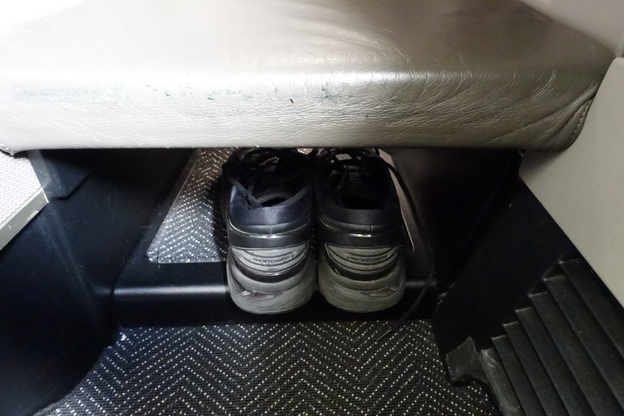 United 767 Polaris: Space for Shoes Below Footrest