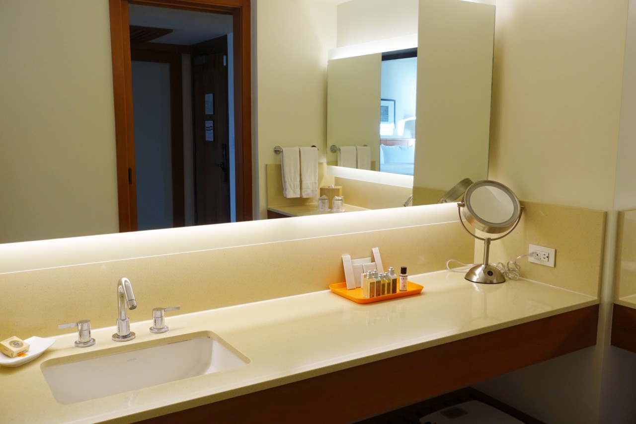 Premier Ocean Front Deluxe Bathroom, Mauna Kea Beach Hotel Review