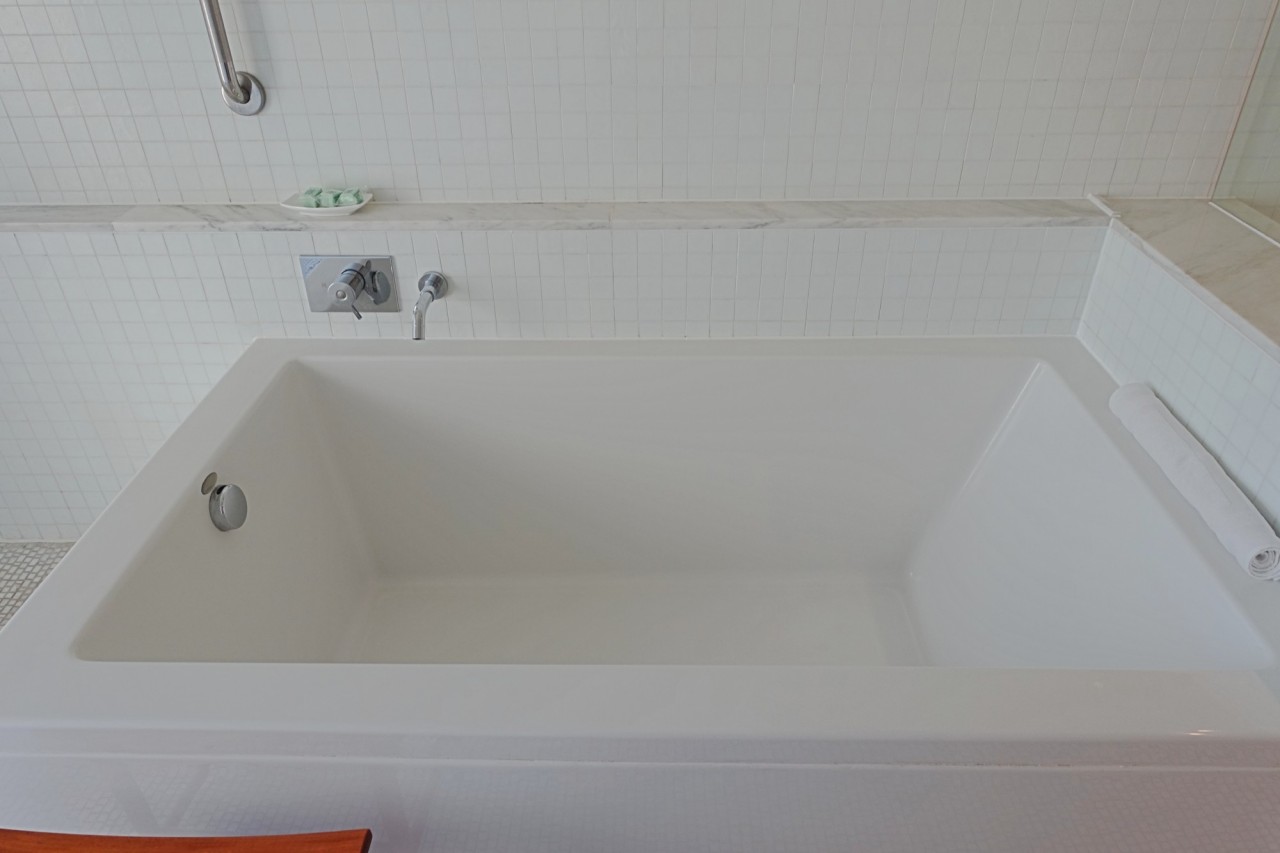 Soaking Tub, Premier Ocean Front Deluxe Room, Mauna Kea Beach Hotel Review