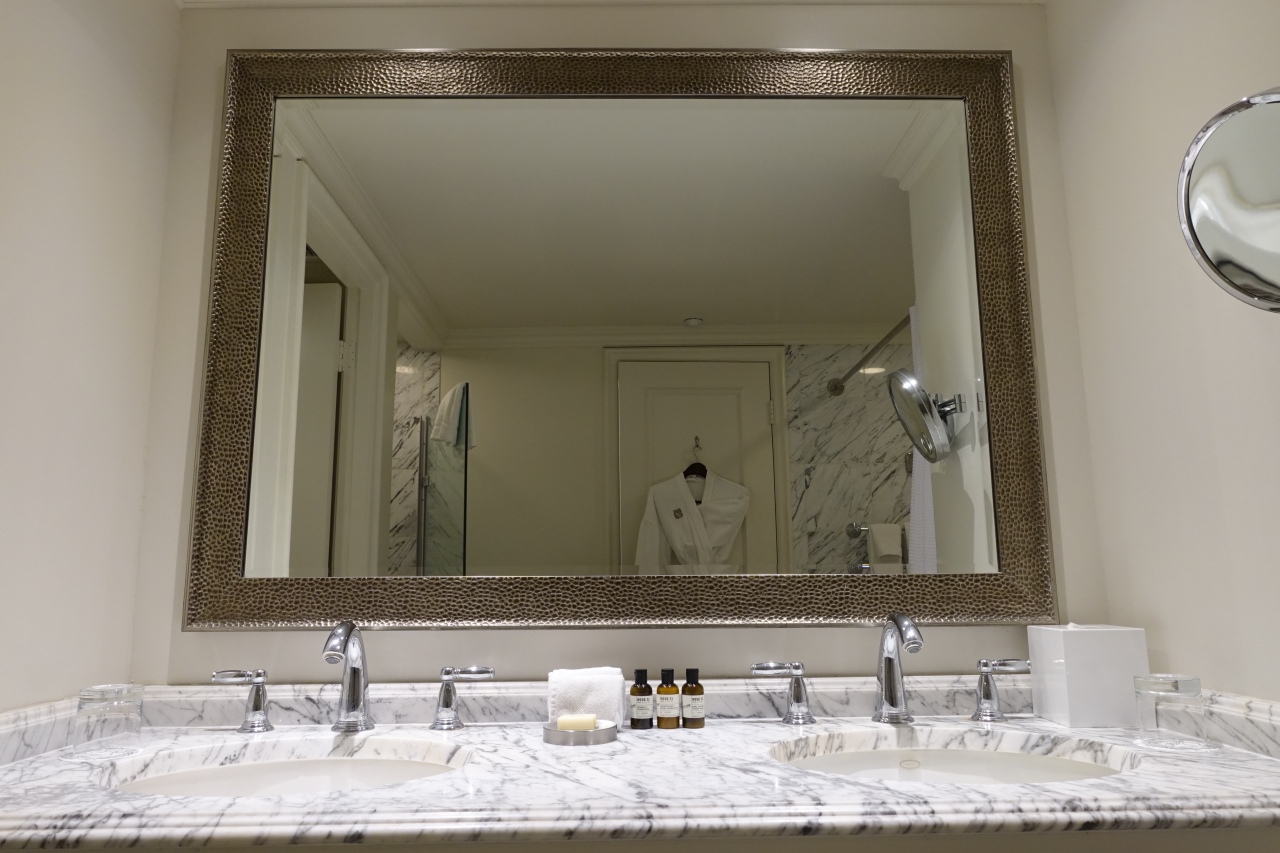 Fairmont Orchid Bathroom: Double Sinks