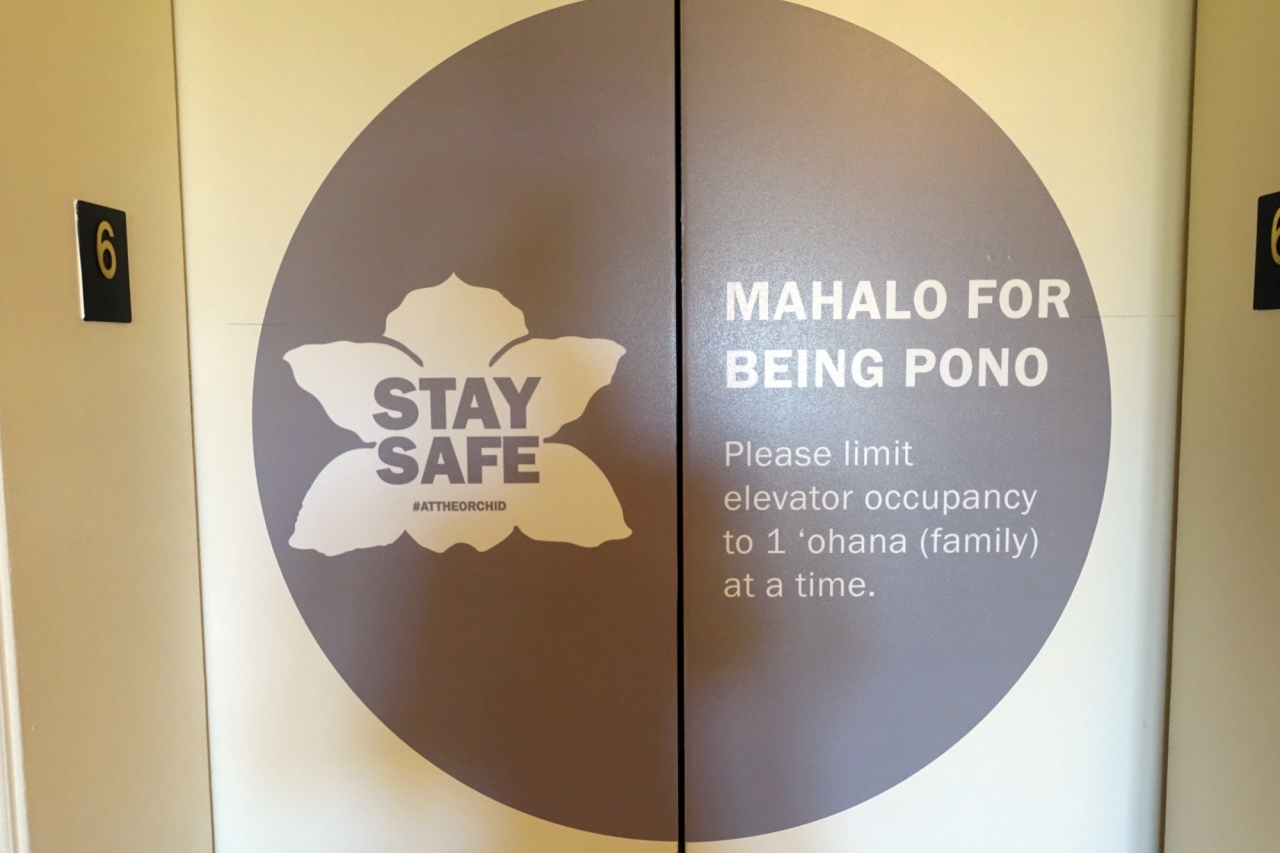 Fairmont Orchid Review: Elevator Doors Remind Guests that One Family at a Time is Allowed
