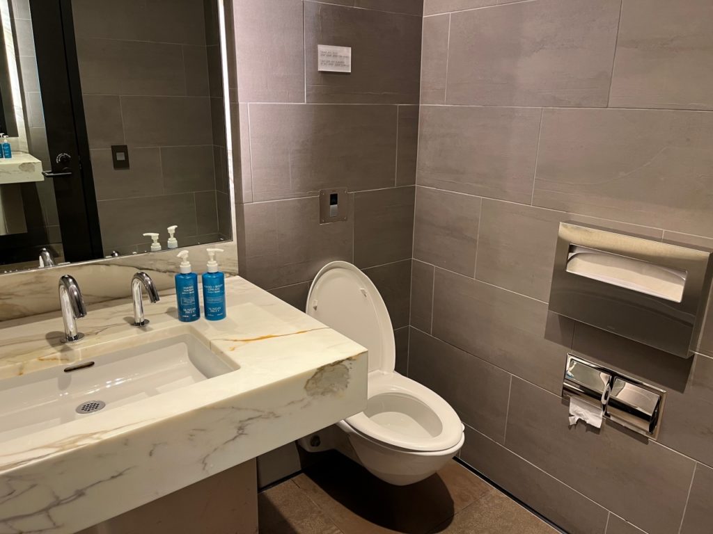Individual Bathroom, United Polaris Lounge SFO