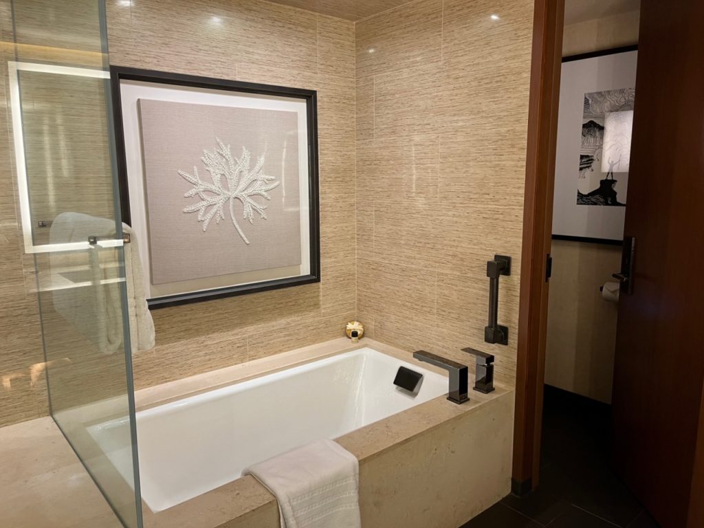 Soaking Tub, Four Seasons Lanai Bathroom