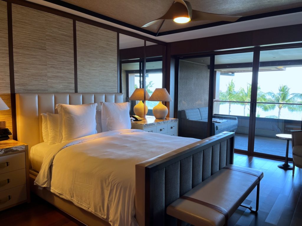 Bedroom, Penthouse Deluxe Oceanfront Suite, Four Seasons Lanai