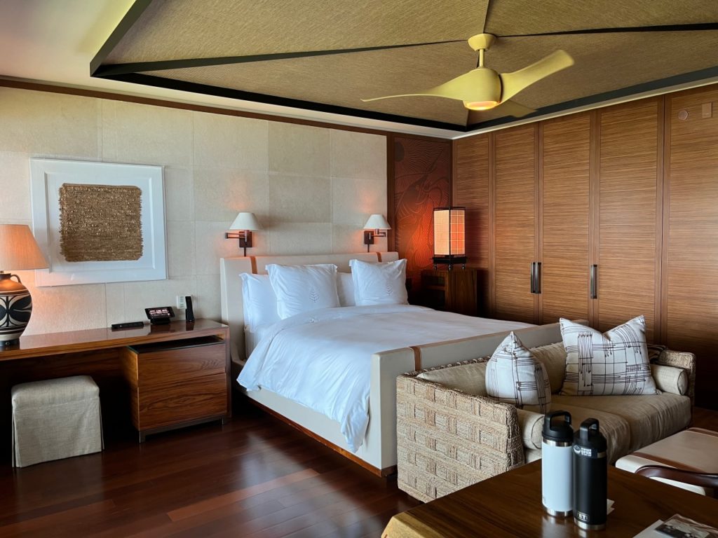 King Bed, Prime Oceanfront Room, Four Seasons Lanai