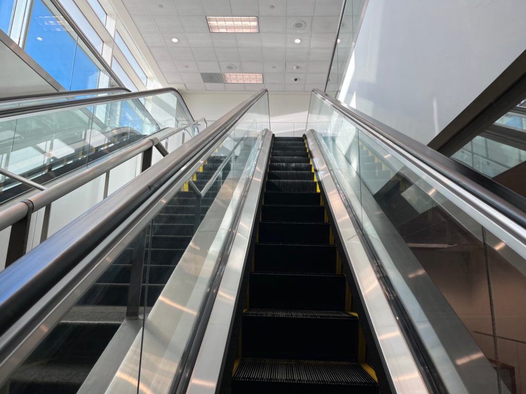 Escalator to JAL Sakura Lounge SFO on 4th Floor