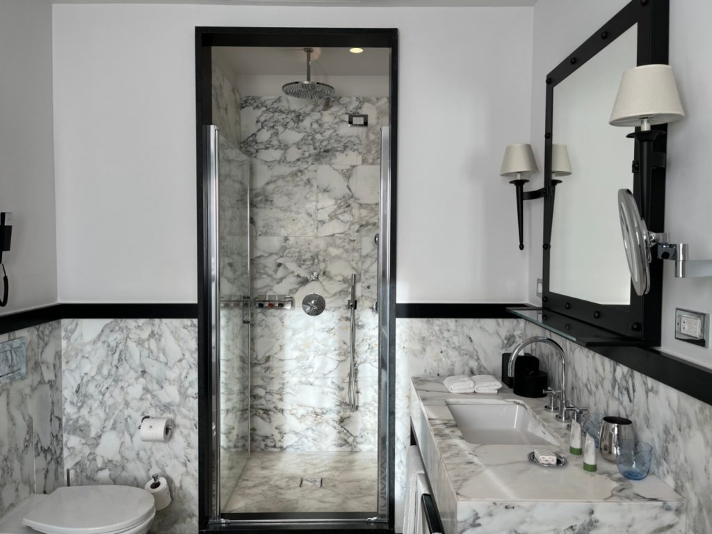 Deluxe Panoramic View Bathroom, Hotel de la Ville Review