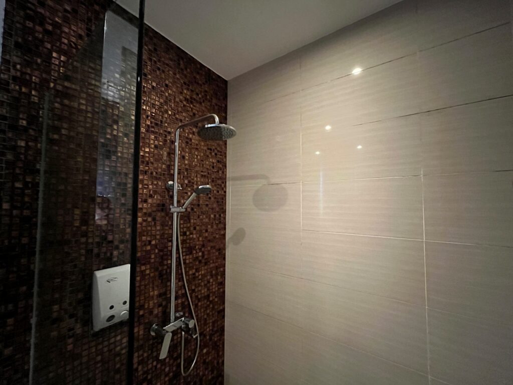 Shower Room, Marhaba Lounge in Terminal 1, Singapore Airport