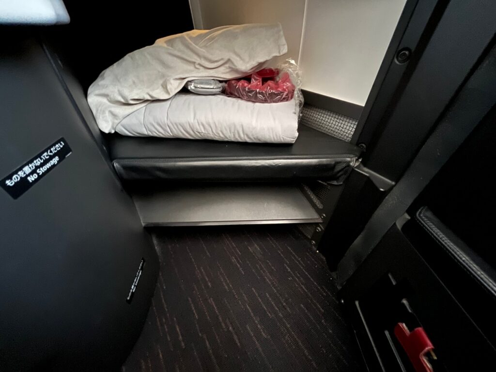 Japan Airlines 787-9 Business Class Sky Suite III Seat Ottoman, Duvet, Pillow
