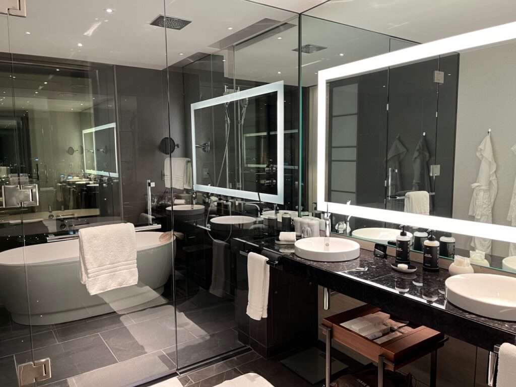 Deluxe Room Bathroom, Four Seasons Tokyo at Otemachi