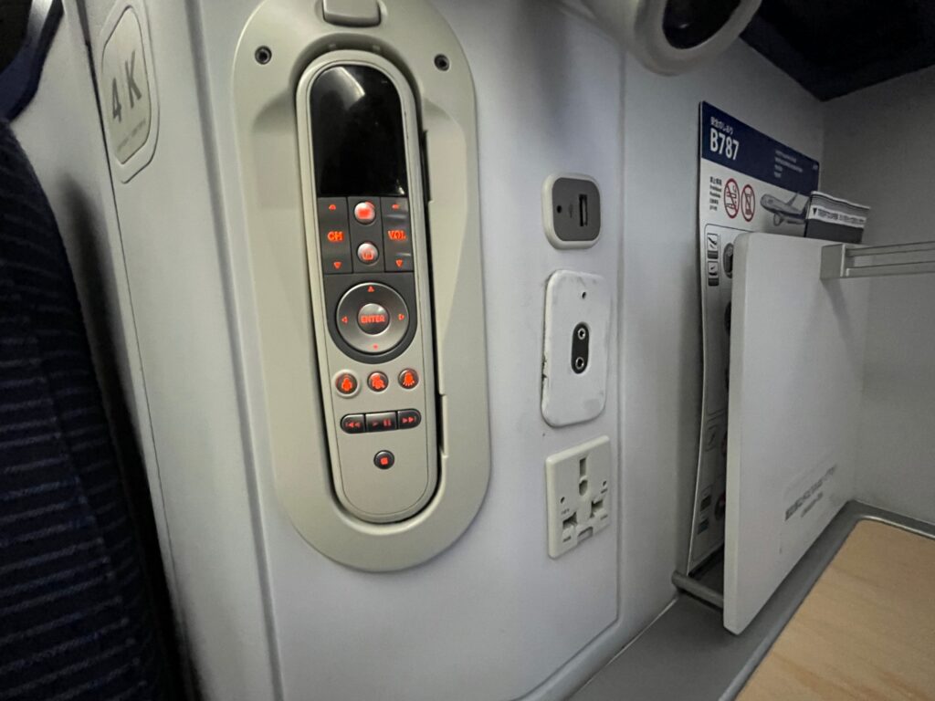 IFE Controls, Audio Jack, Power Outlet in ANA 787-9 Business Class