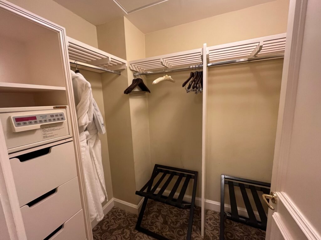 Walk-in Closet, 1BR Suite, InterContinental Dublin