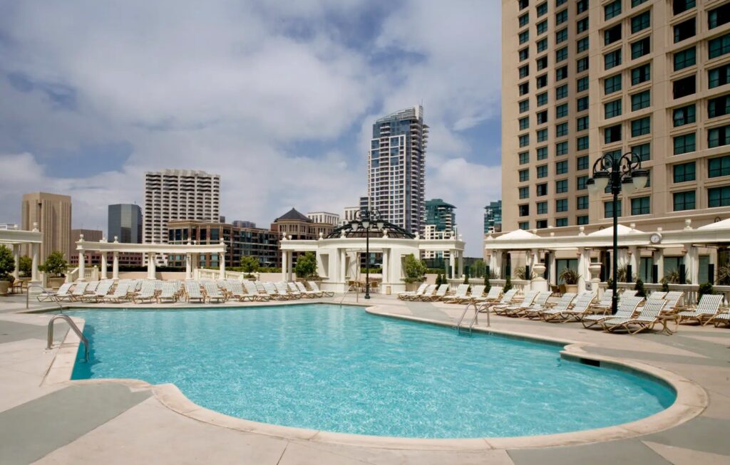 Manchester Grand Hyatt San Diego: 3 Rooftop Pickleball Courts
