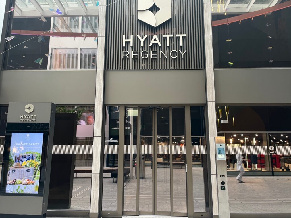 Hyatt Regency Zurich Airport The Circle: Entrance